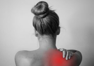 Dor nos ombros pode ser causada por muito esforço no trabalho?