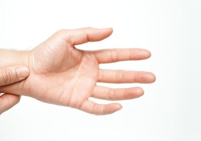 Dor no punho: 5 causas e como tratar